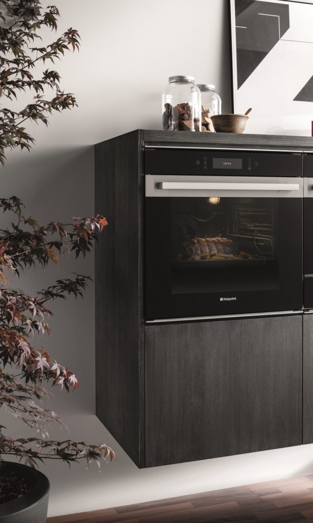 Hotpoint I9 891 SP IX single oven lifestyle