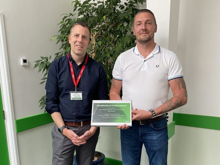 (L) Dan Hutchinson, Vice President - HR UK & Ireland at Schneider Electric and (R) Darren Cooke, Health, Safety, Environment & Sustainability Manager at Drayton yourshow-home.com