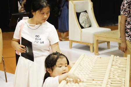 Möbelmässa Chengdu barn testar möbel